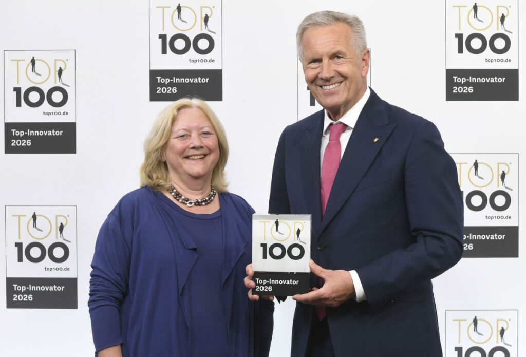 Große Freude bei LABOKLIN-Geschäftsführerin Dr. Elisabeth Müller: Der frühere Bundespräsident und Ministerpräsident Christian Wulff überreichte ihr die Auszeichnung „Top-Innovator“, die sie für LABOKLIN zum nunmehr fünften Mal erhielt.