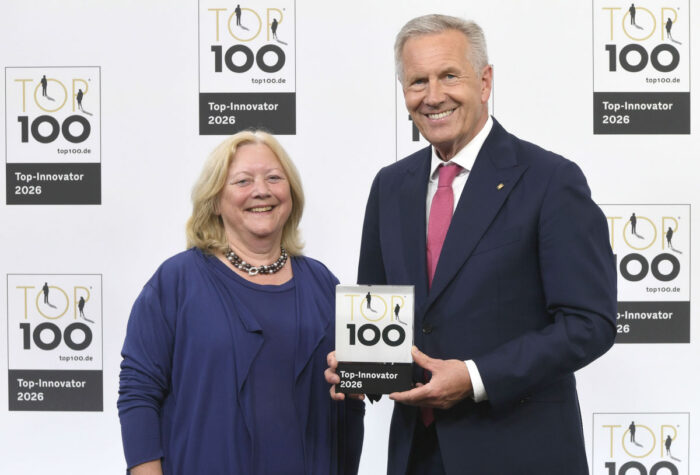 Große Freude bei LABOKLIN-Geschäftsführerin Dr. Elisabeth Müller: Der frühere Bundespräsident und Ministerpräsident Christian Wulff überreichte ihr die Auszeichnung „Top-Innovator“, die sie für LABOKLIN zum nunmehr fünften Mal erhielt.